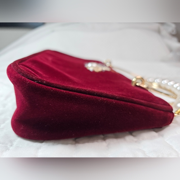 Gucci Beauty Burgundy Bee Shoulder Crossbody Bag With Matching Pearl Chain Strap - Picture 11 of 12